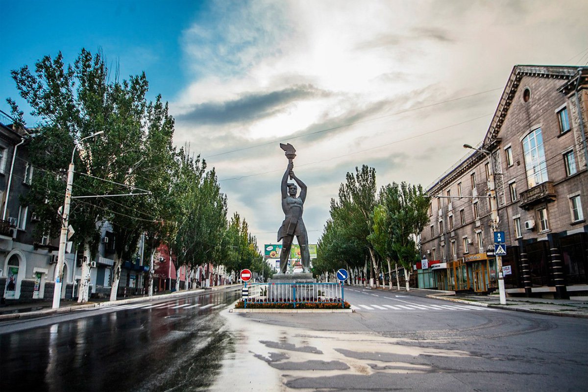 Луганск памятник труженику Луганщины