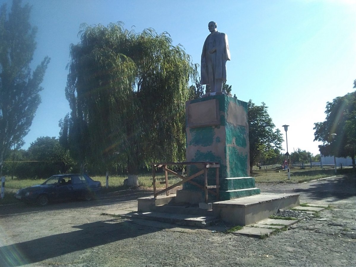 Погода чернухино перевальский. Памятник в Чернухино. Михайловке Перевальский РН. Михайловка Перевальский район фото. Картинки г Зоринск Перевальский район.