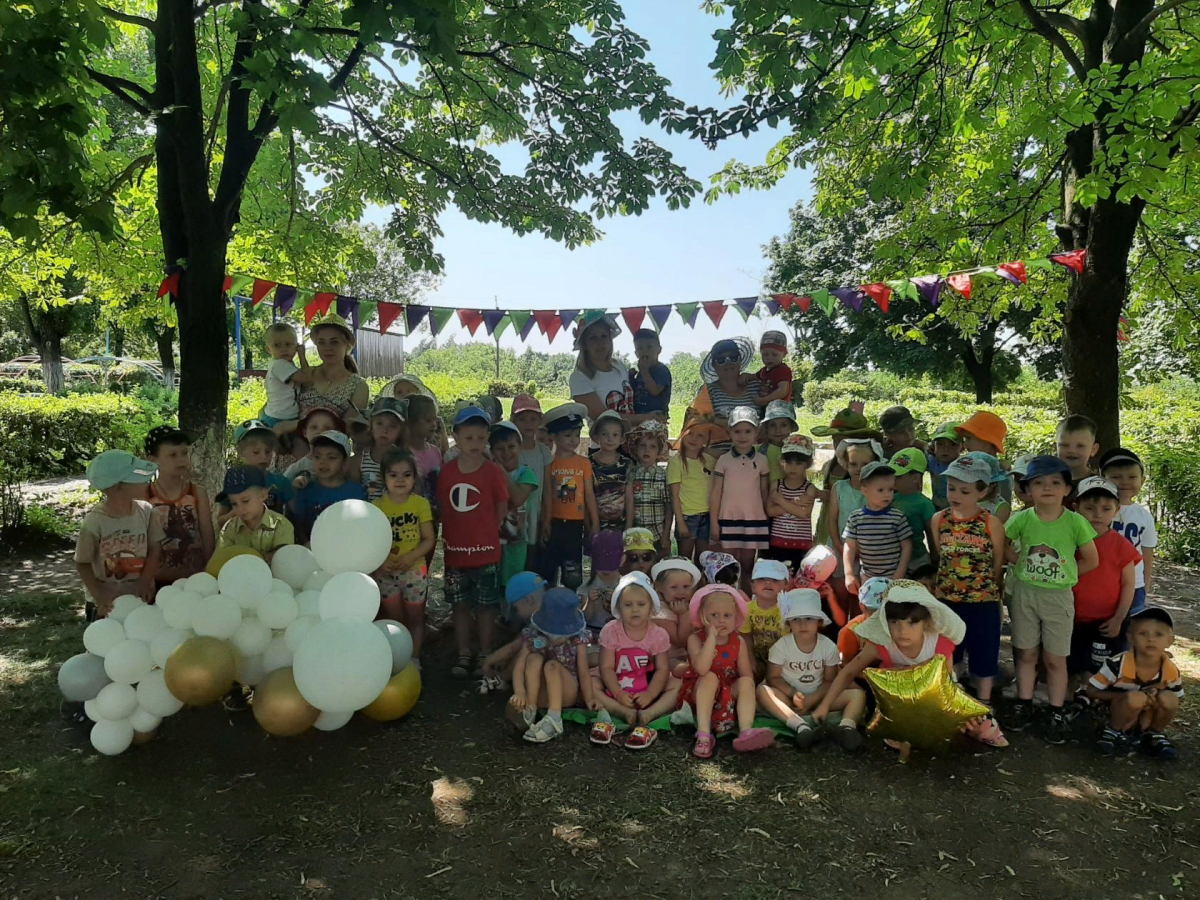 Фестиваль панамок в детском саду. Панамки для праздников в детском. Парад летних шляп в детском саду. Парад панамок в детском саду.
