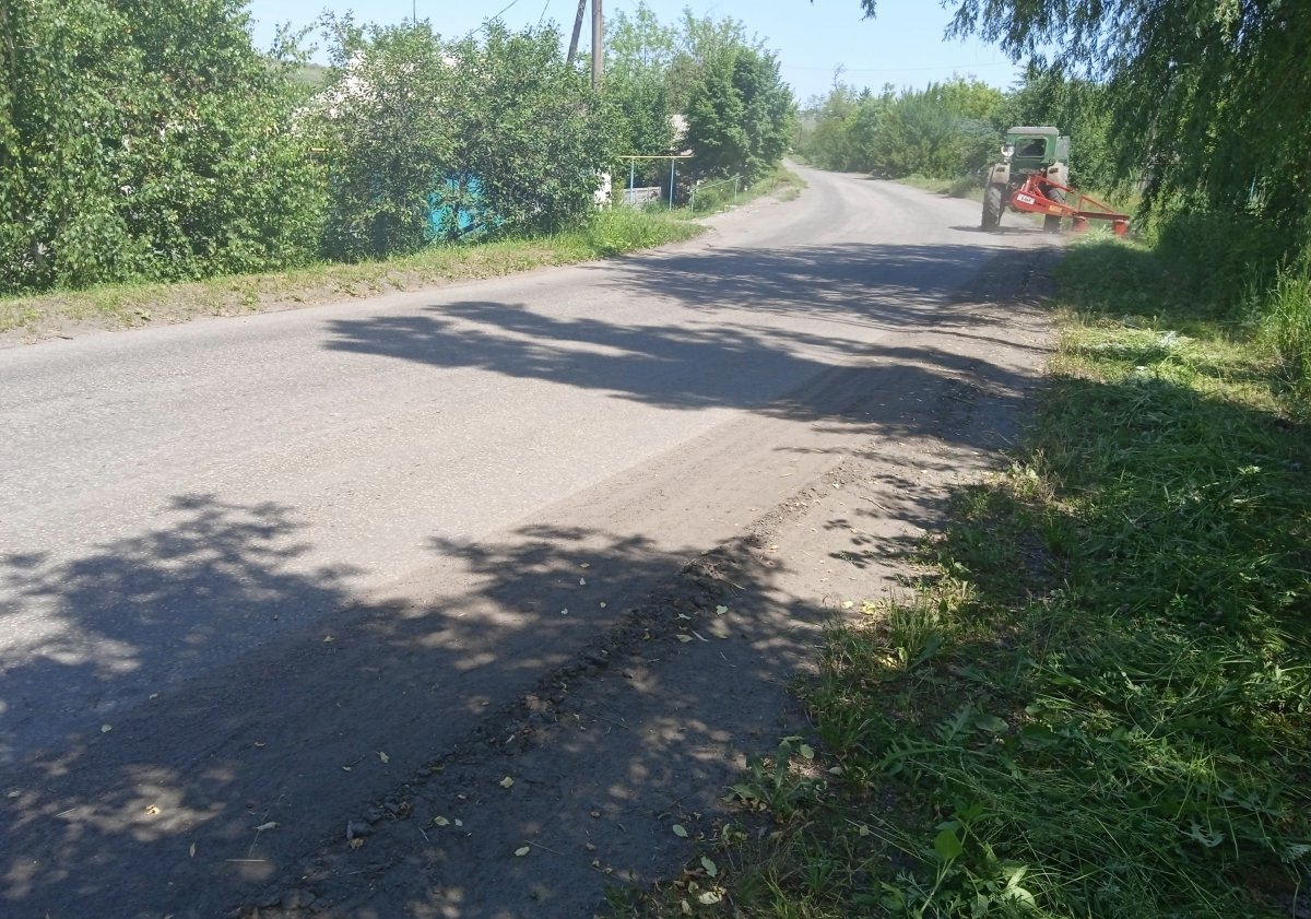 Трасса деревня. Поселок городского типа дороги. Фото улица тротуар. Покос травы сделка.